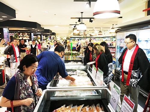 フィリピンのスーパーで三陸の水産物を売り込む、阿部長商店の阿部泰浩社長(右)。