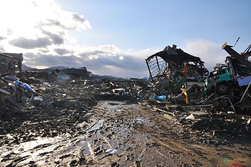 2011年3月、東日本大震災発生直後の気仙沼。