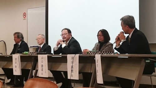 「第1回伝承シンポジウム」では、ネットワーク代表で大川小児童遺族の鈴木典行氏(右端)が室崎益輝元検証委員会委員長(左端)に質問したところ、なぜか「山の暮らし再生機構」理事長の山口壽道氏(中央)が割り込んで回答するという不穏な場面も(筆者撮影)