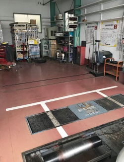 <span class="fontBold">整備工場の車検ライン。設備や資格を持つ検査員がいるなど一定の基準を満たしたところは「指定工場」として、その場で車検業務もできる</span>