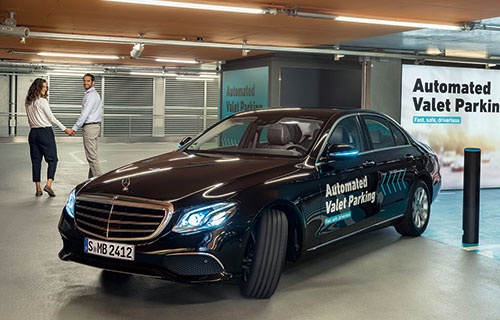 <span class="fontBold">ドイツ・シュツットガルトのメルセデス・ベンツ博物館の駐車場。レベル5の自動運転車両が走行する</span>