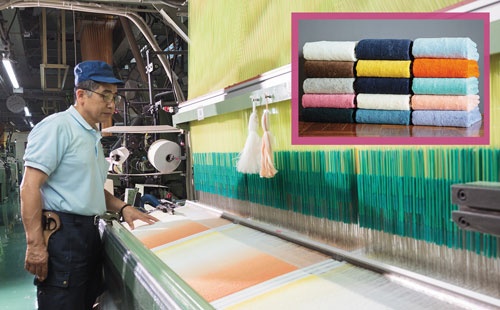 <span class="title-b">タオル専用の「糸」まで独自開発</span><br />綿花の産地インドの紡績メーカーの協力を得て開発した「タオル専用の糸」を使い、柔らかく吸水・速乾性が高いタオルを実現。厳しい品質管理ノウハウに強みを持つ（写真=宮田 昌彦）