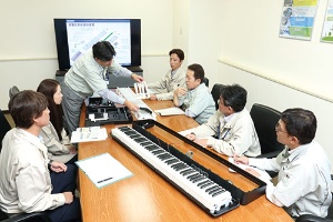 <span class="fontBold">電子ピアノの新製品は生産部門が要望を出し、作りやすい設計に</span>(写真=向田 幸二)