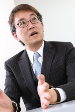 <b>羽生善治</b> Yoshiharu Habu<br /> <b>1970年生まれ。85年にプロデビューし19歳で竜王位獲得。96年に史上初の七冠独占達成。現在は三冠(王位、王座、棋聖)。</b>(写真=陶山 勉)