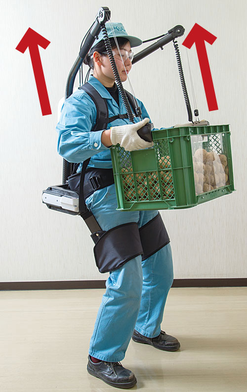 <b>クボタの製品は荷物を頭の位置まで上げられる</b>（写真=福島 正造）