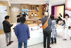 <b>東京・銀座の「IQOSストア銀座」には、アクセサリーなどを求めて多くの喫煙者が足を運ぶ</b>(写真=陶山 勉)