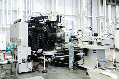 <span class="fontBold">工場に据えられた製造中 の工作機械「YBM 8T- 63TT」。ラインナップの中 では中型クラス。人手で丁 寧に組み立てる</span>(写真=森田 靖)
