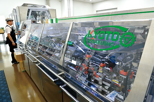 <span class="fontBold">京都製作所が開発した機械。ほぼ全ての機械が顧客の要望に応えたオーダーメード</span>(写真=水野 浩二)