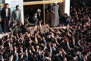 <b>1979年2月、シーア派の長老、ホメイニ師がイランの空港に降り立つと、群衆が歓喜の声で迎えた。パフラヴィー朝を倒したイラン革命は第二次石油危機を誘引し、原油価格は高騰。日本の消費者の目は、より「燃費」に向くようになり、自動車各社は対応を迫られた</b>（写真：AP/アフロ）