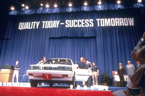 <b>1988年、 TMMでカムリの品質確認1号車のラインオフ式が行われた。現場では試行錯誤と様々なくふうを重ねながら、トヨタ生産方式の定着を進めていった</b>（写真提供＝トヨタ）