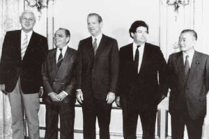 <b>1985年9月22日、先進5カ国蔵相・中央銀行総裁会議で発表されたプラザ合意は、日本に「財テクの時代」を到来させ、バブル景気をもたらした</b>(写真=AP/アフロ)