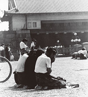 <b>1945年8月15日正午、昭和天皇の肉声を録音した「終戦の詔書」が日本放送協会からラジオ放送された</b>(写真=AP/アフロ)