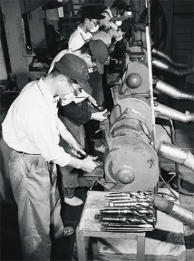 <b>大野は社内の反対を押し切って集中研磨を導入した(1951~52年頃の様子)</b>(写真提供=トヨタ)