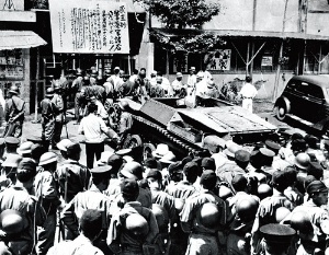 <b>東宝の労働争議。砧撮影所には米軍の戦車まで出動し、財産権保全の仮処分が執行された</b>(写真:読売新聞/アフロ)