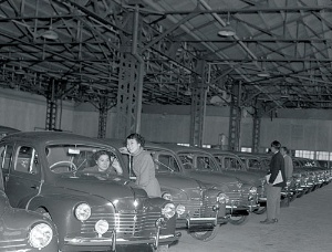 <b>1953年、日野ヂーゼル工業がフランスのルノーとの特約により、4CVの組み立て生産を開始した</b>(写真:毎日新聞社/アフロ)