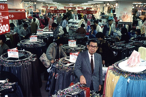 <b>名誉会長の伊藤雅俊は、衣料品に強いこだわりがあるという(写真は1992年当時)</b>( 写真=Fujifotos/アフロ)