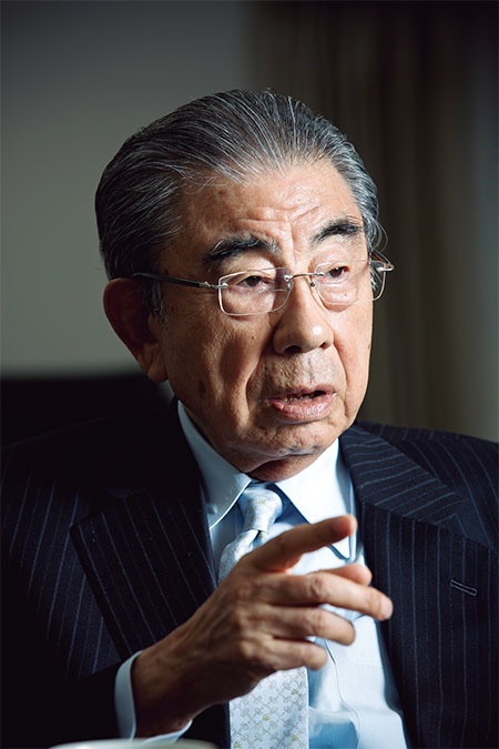 <b>鈴木敏文(すずき・としふみ)</b><br /> <b>1932年12月、長野県生まれ。中央大学経済学部を卒業後、東京出版販売(現トーハン)入社。63年にイトーヨーカ堂へ転職。73年にヨークセブン(現セブン‐イレブン・ジャパン)を設立し、コンビニエンスストアを日本に広めた。コンビニに銀行ATMを置くなど、常識にとらわれない改革を実施。2016年5月にセブン&アイ・ホールディングス会長兼CEO(最高経営責任者)から名誉顧問に退いた。人生観は「変化対応」。</b>(写真=的野 弘路)