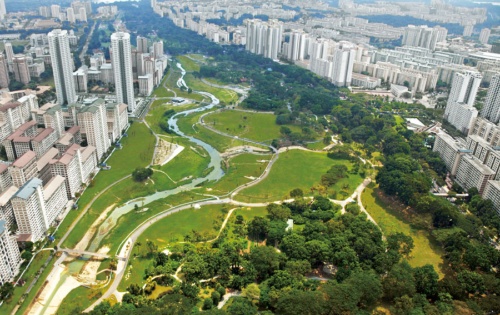 <b>公園と街を一体で整備したシンガポールのビシャンパーク</b>(写真=下：Ramboll Studio Dreiseitl（提供：福岡 孝則）)