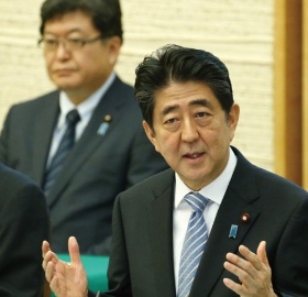 6月の生産性向上国民運動推進協議会で安倍晋三首相は、サービス業の効率化を強く求めた<br />(写真=時事)