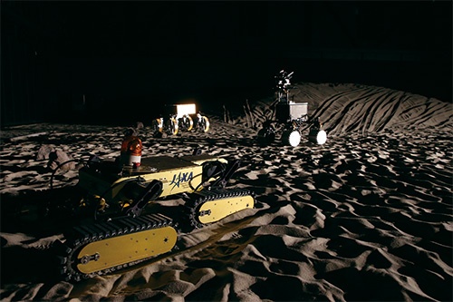 <span class="fontBold">宇宙航空研究開発機構(JAXA)の宇宙探査フィールド(相模原市)。月や惑星の地表を想定し、探査ロボットなどを研究開発する</span>(写真=陶山 勉)