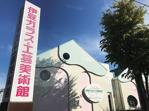 <span class="fontBold">伊豆ガラスと工芸美術館は伊豆急行の伊豆高原駅からバスで15分ほどの場所にあった。</span>