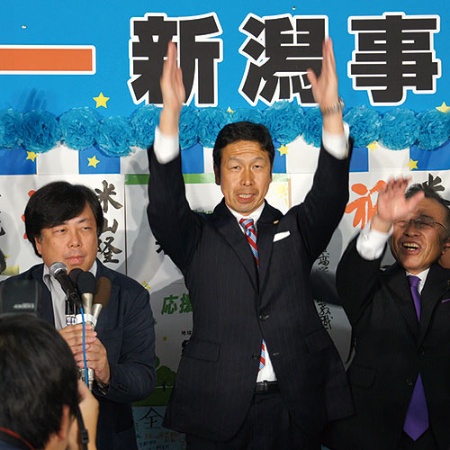 <b>前知事の泉田裕彦氏が出馬を撤回したことにより、新人の米山隆一氏が出馬。事前予想を覆して初当選した</b>