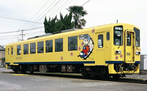 <span class="fontBold">「幸せ」をイメージさせる黄色い車両で運行している島原鉄道は、沿線住民の貴重な公共交通機関だが、人口減で鉄道収入は減少。苦しい経営が続いていた</span>