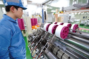 <b>セパレーターは、顧客ごとに決められたサイズに裁断して巻き取り、出荷される</b>