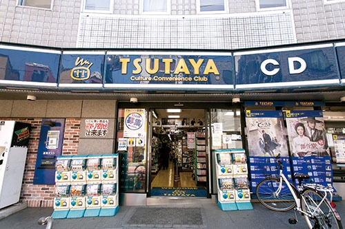 <b>CDやDVDのレンタルを中心に展開する「TSUTAYA」の従来型店舗</b>（写真＝的野 弘路）