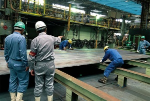 <b>インドネシアの工場幹部（緑色のヘルメット）を相生工場の製造ラインに案内。丁寧な作業の必要性を再確認</b>