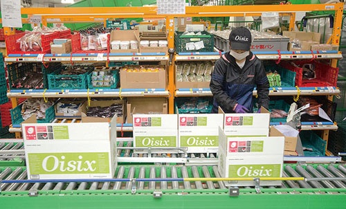 <b>オイシックスの物流施設 （神奈川県海老名市）。冷蔵フロアで働くスタッフは 真夏でも厚着している</b>