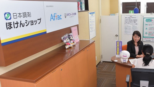 日本調剤の梅屋敷薬局には今年5月、店内に第一生命の保険を販売するブースができた(写真=菊池 一郎)