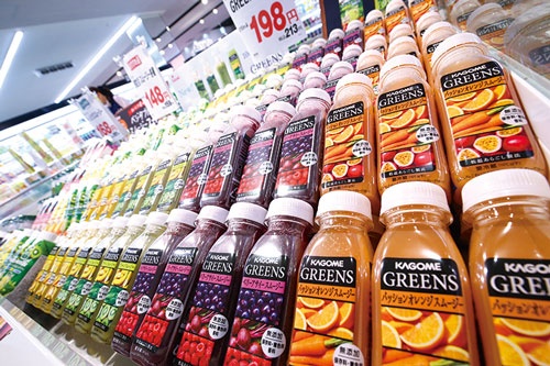 <b>「GREENS」と「野菜生活100 Smoothie」などスムージーの売り場提案を始めた(横浜市金沢区のアピタ金沢文庫店)</b> (写真=陶山 勉)