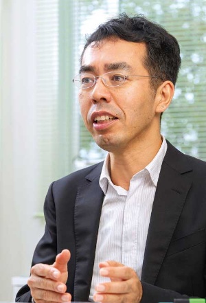 <b>ビジネスアナリシスセンターの初代所長を務めた滋賀大学の河本薫教授</b>(写真=菅野 勝男)