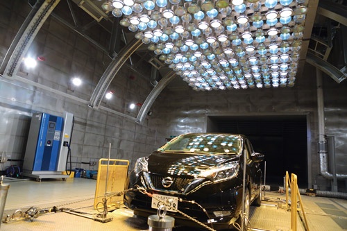 栃木県佐野市の実験研究センター内の風洞実験施設では、EV向けの新型空調の開発が進められている