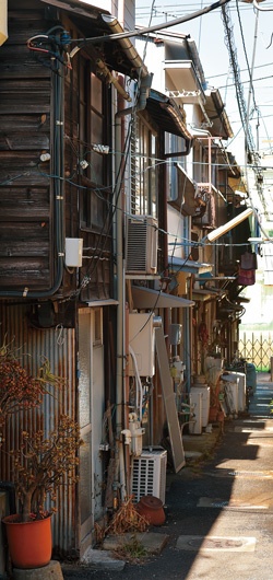 <span class="fontBold">古い木造家屋が密集する東京都品川区旗の台の住宅地</span>（写真=菊池 一郎）