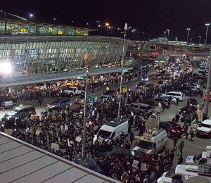 <b>トランプ大統領は1月27日、イスラム圏7カ国からの入国を禁止する大統領令に署名した（後に連邦地裁が差し止め命令）。米国の空港は抗議する人々であふれた</b>（写真＝Andrew Lichtenstein/Getty Images）
