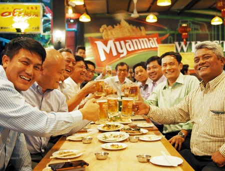 <b>ミャンマー人はアルコールに強く、飲み会では数十個の空ジョッキが並ぶこともある</b>（写真＝武田 健太郎）