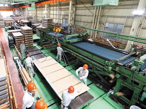 <span class="fontBold">切断した鋼材の出荷作業に忙しい奥澤産業の本社工場(千葉県浦安市の鉄鋼団地)。フィンテックの活用で資金繰りを改善した</span>(写真=北山 宏一)