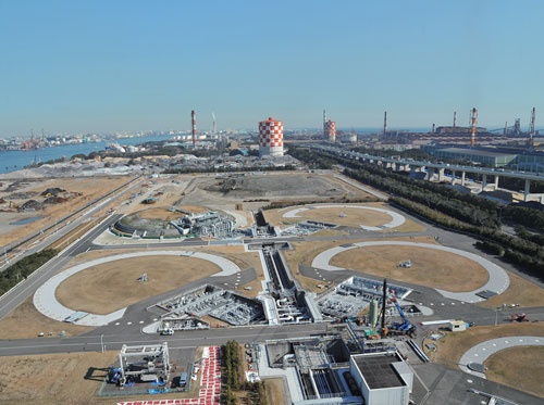 <b>都市ガス最大手、東京ガスの扇島LNG基地(横浜市)。巨大な4つの地下タンクに都市ガス原料のLNG(液化天然ガス)が貯蔵されている</b>