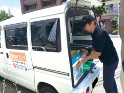 <b>東京・枝川のプライムナウの配送拠点では、ドライバーがせわしなく軽車両に荷物を積み込んでいた</b>