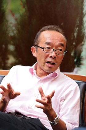 <b><span class="huji">ふじはら・かずひろ氏</span><br>奈良市立一条高等学校校長、 教育改革実践家<br/>1955年生まれ。78年東京大学経済学部卒業後リクルート入社。東京営業統括部長、新規事業担当部長などを歴任。93年から欧州駐在、96年から同社フェロー。2003年4月から、都内では義務教育初の民間人校長として、杉並区立和田中学校校長に就任。2008年4月からは校長を退職して全国行脚へ。橋下徹・大阪府知事(当時)から教育分野の特別顧問を委託され、大阪の小中学生の学力アップに力を貸す。</b>(写真=水野 浩志)