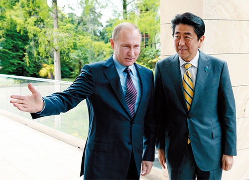 <b>12月に来日予定のロシアのプーチン大統領（左）と安倍晋三首相（今年5月のロシア・ソチでのもの）</b>(写真=朝日新聞社)