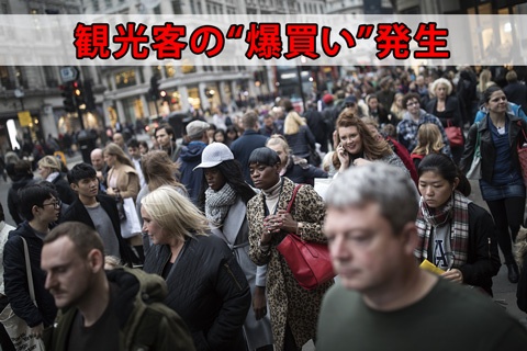 <b>ロンドン中心部のショッピング通り。ブランド店を中心に例年にない数の観光客でにぎわう</b>(写真=Bloomberg/Getty Images)