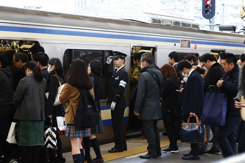 <b>JR横須賀線の武蔵小杉駅の通勤ラッシュでは、乗客が乗り切れないほど混雑が激しい</b>（写真＝北山 宏一）