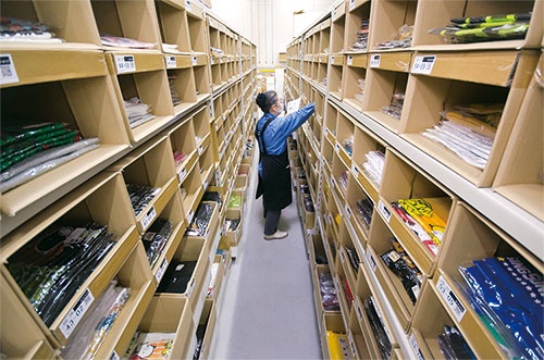 商品が整然と並んだ棚