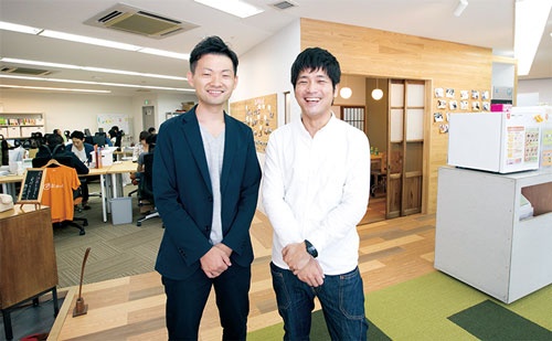 独創的なオフィスを実現<br /><small>●社食サービス企業、おかんのオフィス。沢木社長(左)とヒトカラメディアの担当者(右)が従業員を巻き込み作り上げた</small>