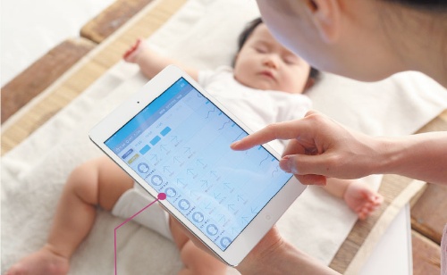<span class="title-b">IoTで乳幼児を見守る</span><br />乳幼児の胸元のバッジ型センサーで体動の有無や体の傾きを測定。タブレットに送信され、うつぶせ寝の事故などを防ぐ