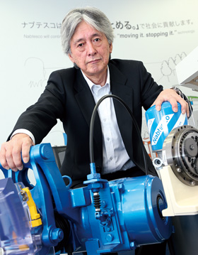 <b>［てらもと・かつひろ］<br/>1979年東京大学経済学部卒、神戸製鋼所入社。2007年ナブテスコ入社。営業や企画畑を経て、17年3月から現職。長期休暇にはスキューバダイビングを楽しむ。兵庫県出身。61歳。</b>（写真=陶山 勉）