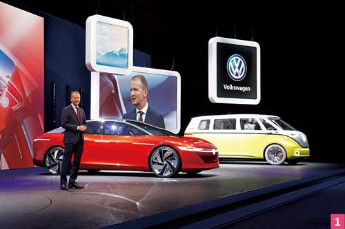 <span class="fontBold"><span class="pink">1. </span>VWのCEO、Dr.ディースと同ブランドのEV「I.D. VIZZION」。奥はミニバンタイプの「I.D. BUZZ」</span>(写真=VOLKSWAGEN AG)